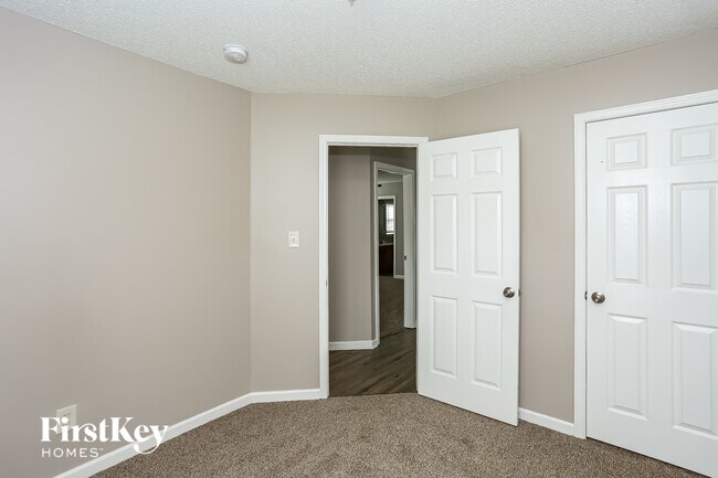 Building Photo - 933 Milkwood Ln
