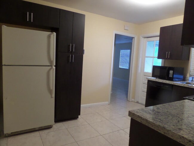 Building Photo - 9145 E Highland Pines Blvd