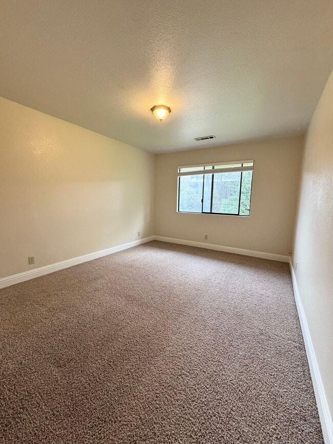 Building Photo - 4 Bedroom in Candlewood Subdivision