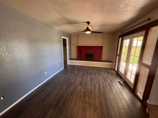 Building Photo - Beautiful 3 bedroom 2 bath.