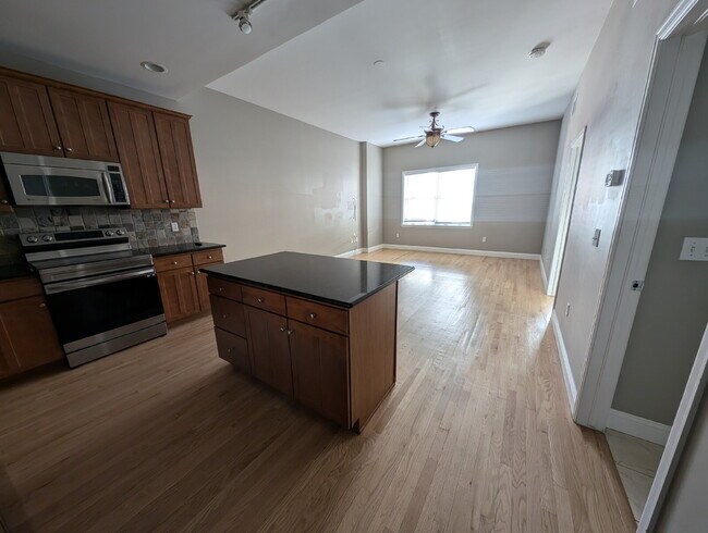 Building Photo - 1950 Logan St