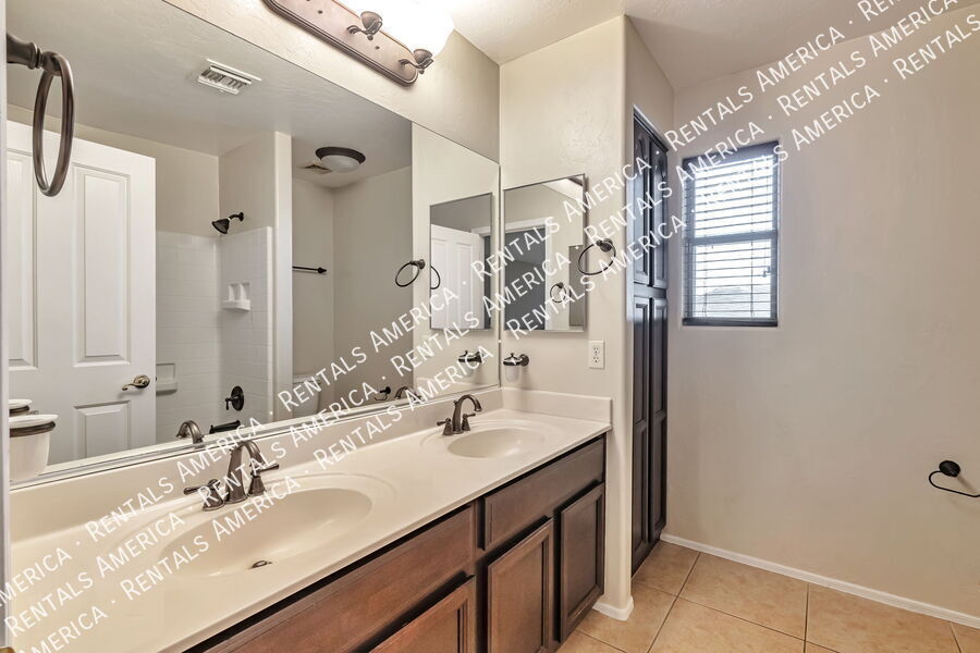 Building Photo - 10813 S Bear Table Tank Dr