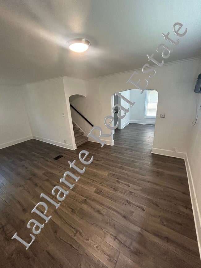 Building Photo - Beautiful 3-Bedroom Home with Modern Touch...