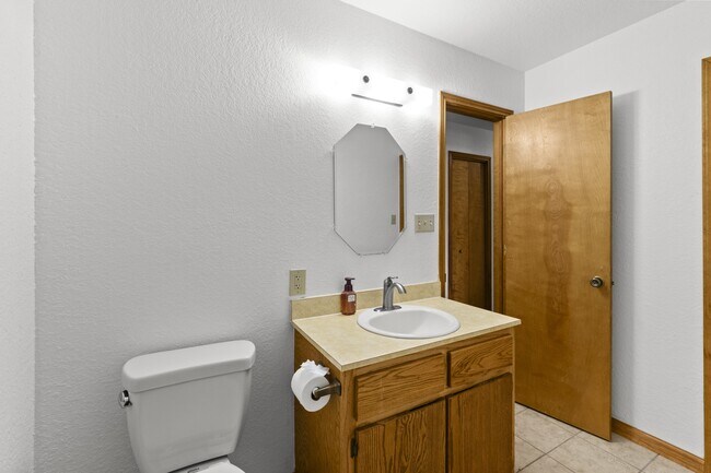 Building Photo - 103 E Miller Ct