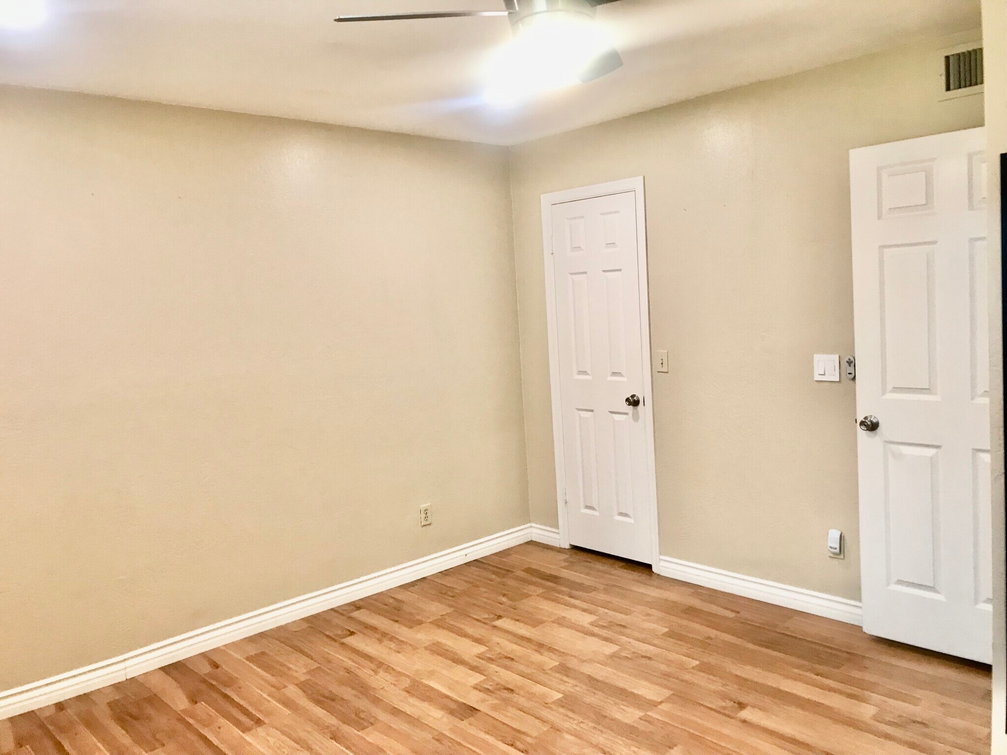 Lower Bedroom Room - 7800 E Lincoln Dr