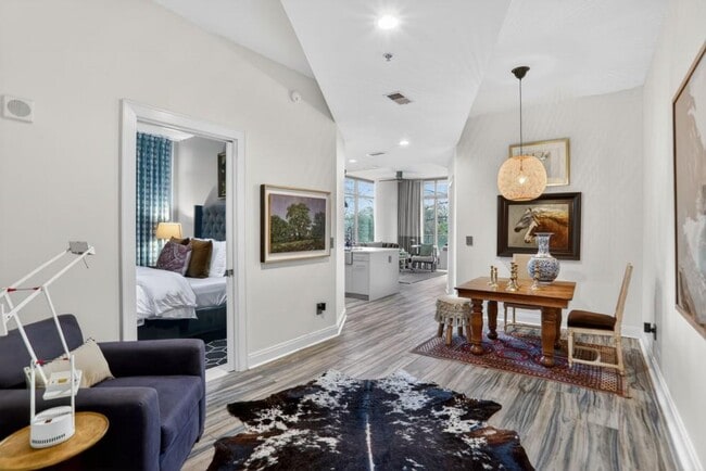 Building Photo - 905 Juniper St NE