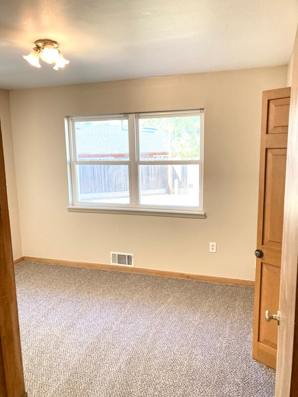 Building Photo - 612 W Matthews St