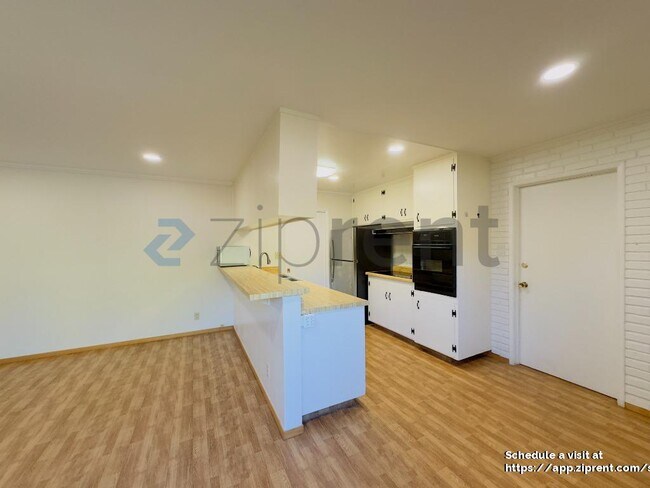 Building Photo - 500 Malaga Way