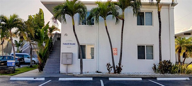 Building Photo - 711 NE 2nd Ave