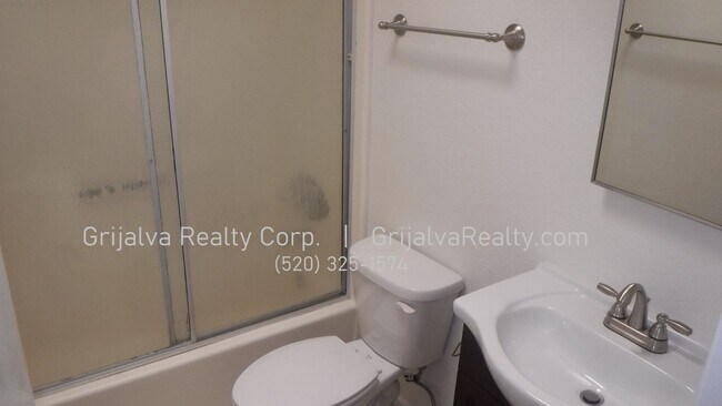 Building Photo - 1550 N 4th Ave