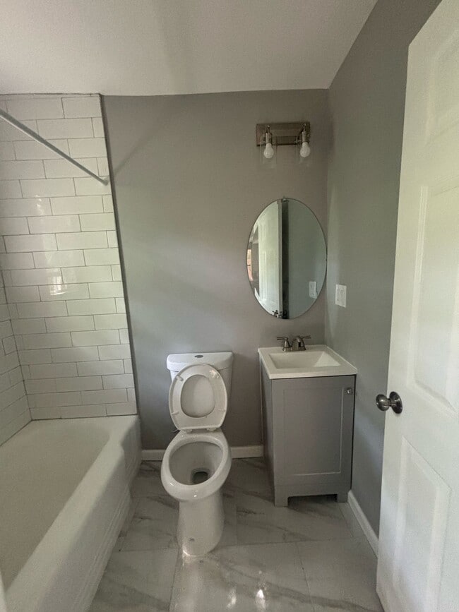 Building Photo - 1 Bedroom Apartment