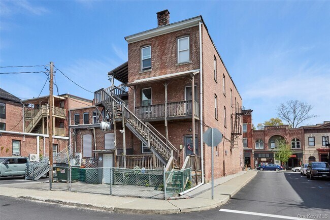 Building Photo - 457 Main St