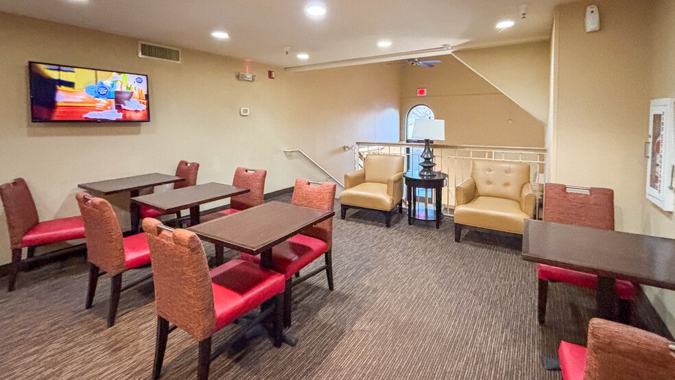 Building Photo - 530 Woods Lake Rd