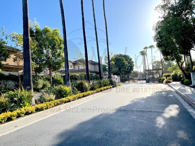 Building Photo - RE: Spacious End-Unit Townhome in Gated Chapala Community, Eastlake