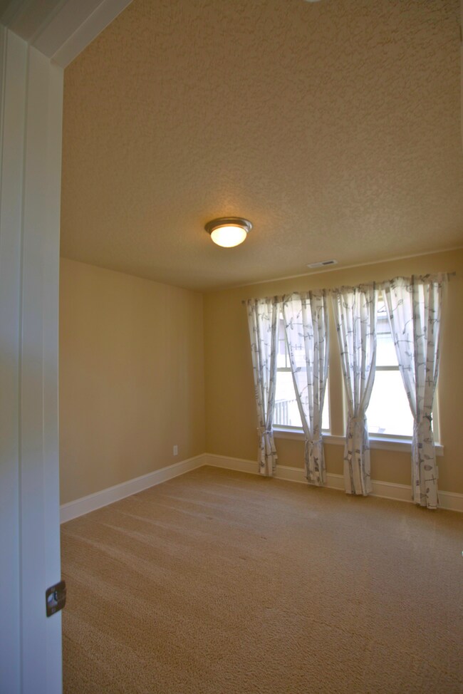 Building Photo - King City 3 Bedroom Plus Den available now !
