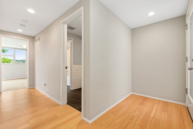 Building Photo - Gorgeous VIEW Townhome w/ 2 Master Suites in Coveted Eastlake