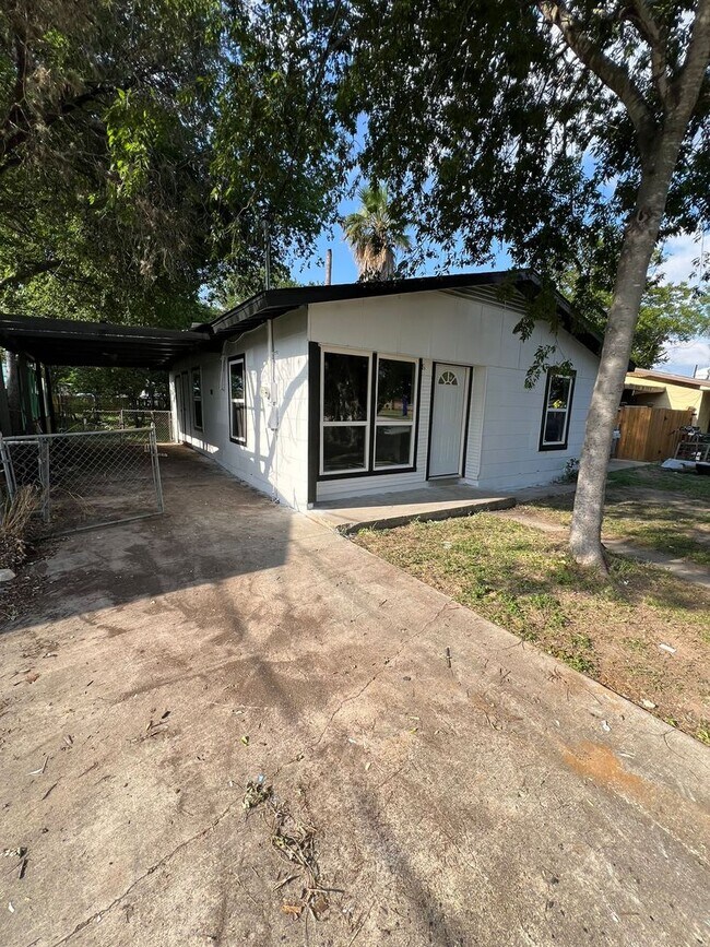 Building Photo - Charming 3-Bed Home with Great Transit, Sc...