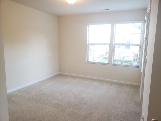 Building Photo - Thompson Ridge Townhome