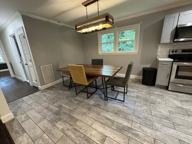 Building Photo - Updated home in Pendleton - JUST REDUCED