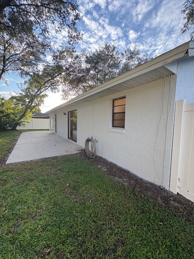 Building Photo - Perfect 3 bed 2 bath with huge fenced back...