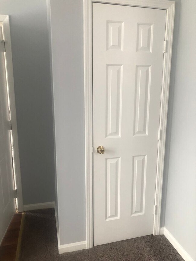 Building Photo - 211 W Hill St