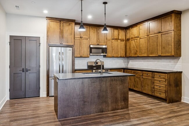 Building Photo - 120 N Main St