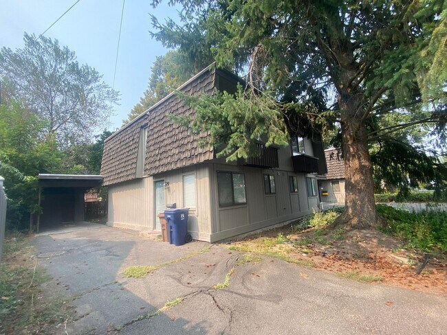 Primary Photo - South Hill Triplex-Nestled away in private...