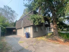 Building Photo - Move-in Special $500 off 1st months' rent!...