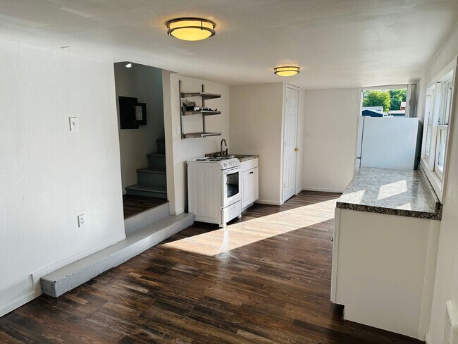 Building Photo - 415 16th St W