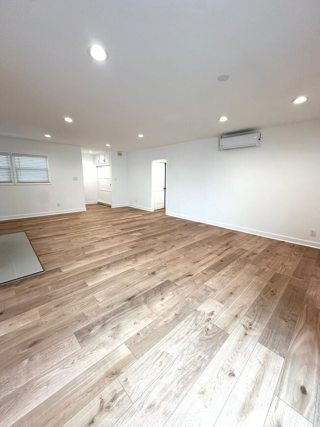 Building Photo - Fully Remodeled 2 Bedroom Home with Large ...