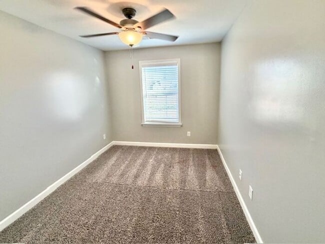 Building Photo - Now Leasing a 5-bedroom 3 bath home on Byhalia