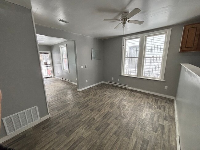 Building Photo - 2 Bedroom House