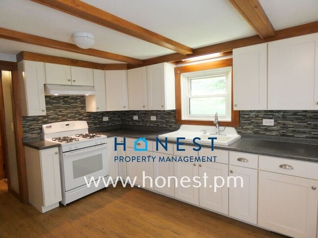 Building Photo - 523 Memorial Dr