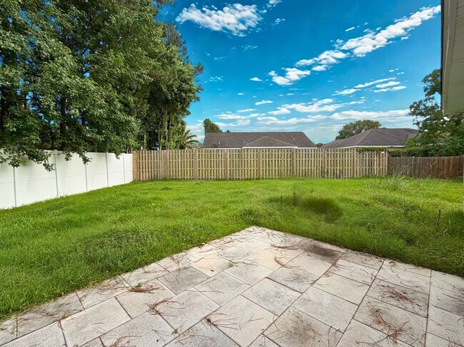 Building Photo - Woof and Meow Friendly! 4/3 with a fenced in yard!