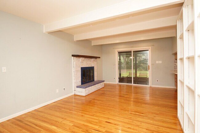 Building Photo - 223 S Bayshore Dr