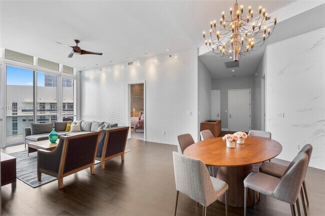 Building Photo - 16001 Collins Ave