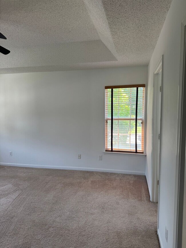 Building Photo - 210 N Orchard Farms Ave