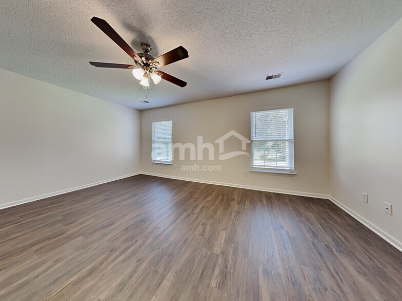 Building Photo - 118 Larkspur Dr