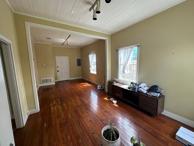 Building Photo - ADORABLE DUPLEX IN DOWNTOWN OCEAN SPRINGS