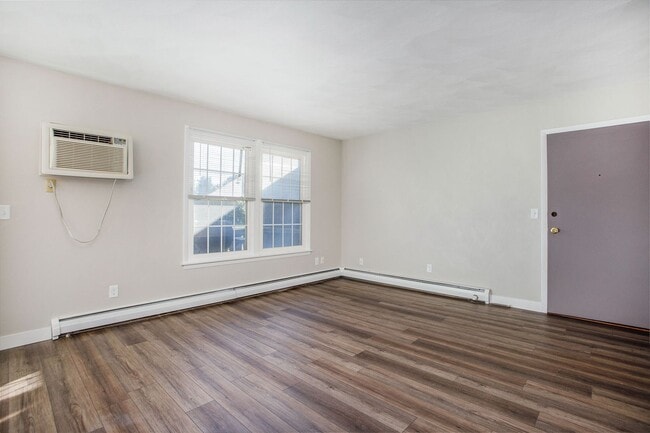 Building Photo - Newly Remodeled 2bed 1 bath apartment in Urbandale! - Ask about our security deposit alternative!