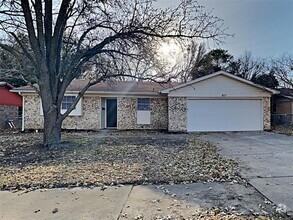 Building Photo - 617 NW Sandra Ln