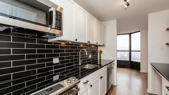 Building Photo - 899 S Plymouth Ct