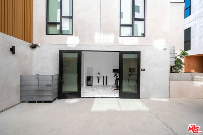 Building Photo - 1016 N Martel Ave