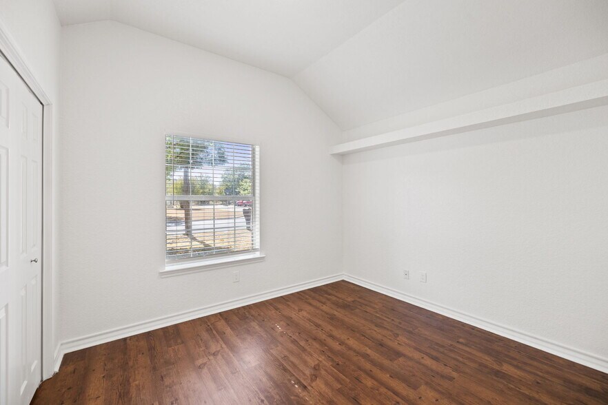 Building Photo - 917 Garden View Dr