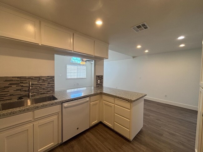 Building Photo - 5754 W Tenaya Ave