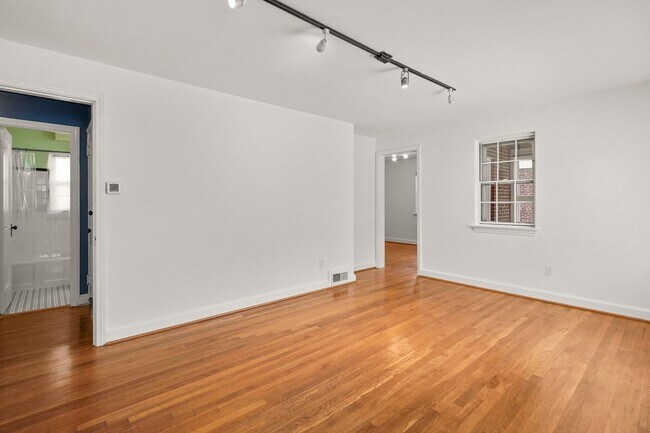 Building Photo - 2 Bed 1 Bath - Takoma Park Cottage- Large ...