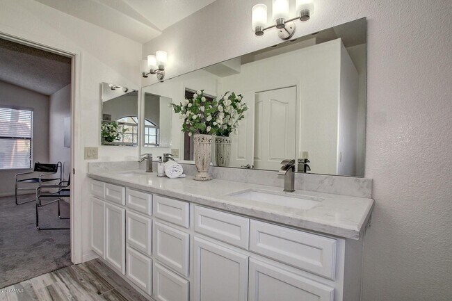 Building Photo - 4435 E Amberwood Dr