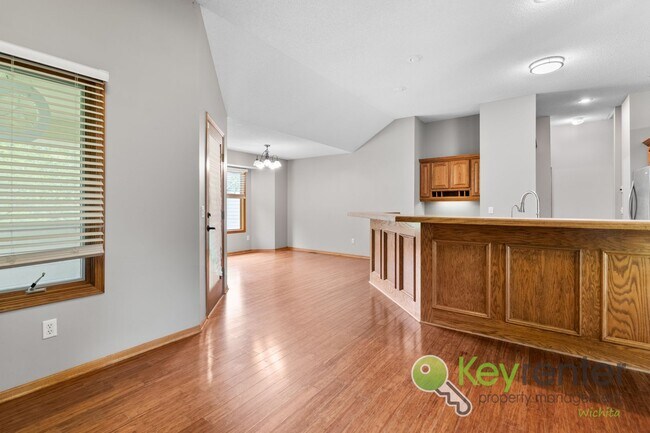 Building Photo - Beautiful, Rare 6 bedroom 3 bath house!