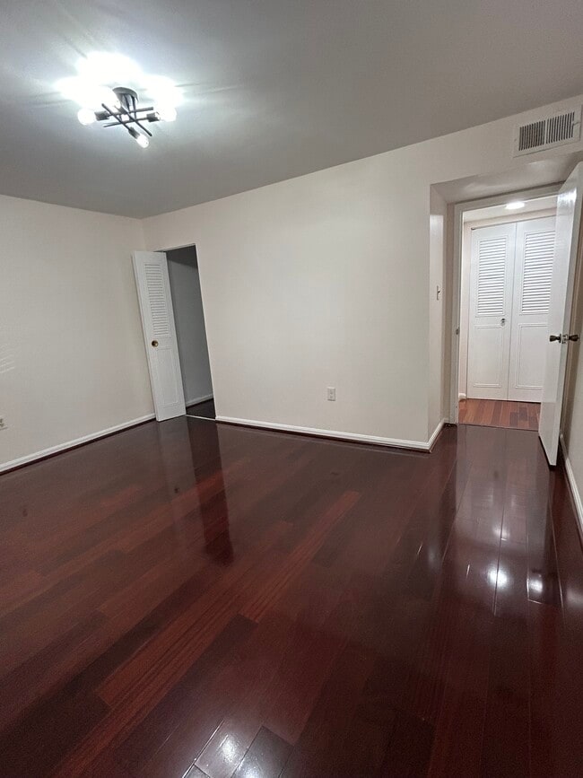 Building Photo - 14 Canterbury Sq