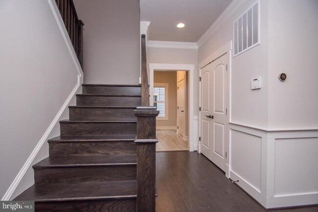 Building Photo - 6928 Regent Ln